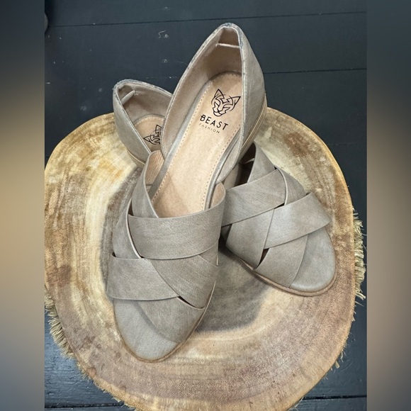 Beast Fashion Shoes - Beast Fashion summer sandals size 7.5